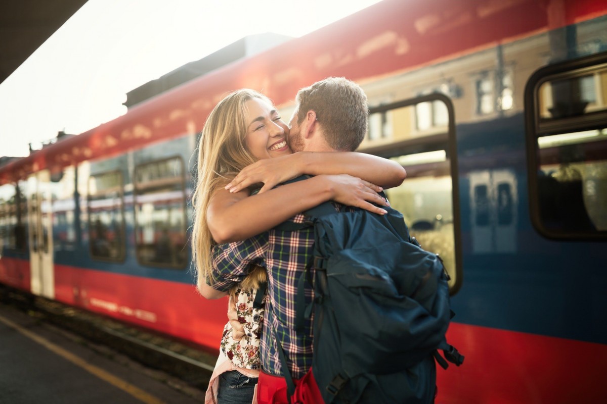 Девушка имела парный секс с красивым незнакомцем которого она встретила в поезде
