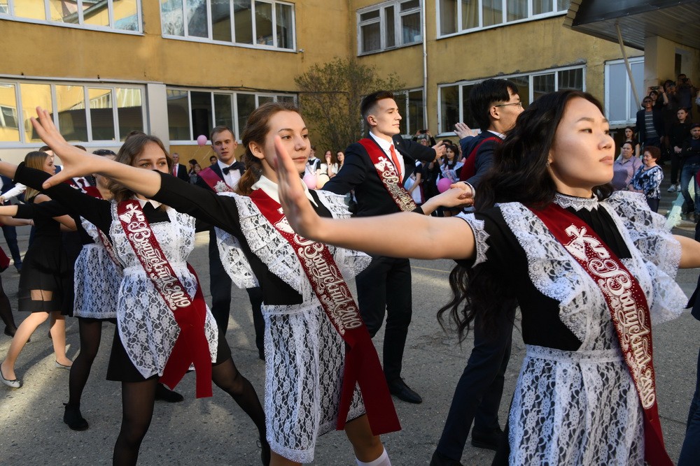 Чита последние. Последний звонок 2019. Последний звонок 2019 9 класс. Фотографии с последнего звонка 2019. Последний звонок в Корее.